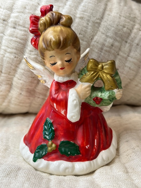 Josef Other - Vintage Josef Christmas 
Angel Holding Holiday Wreath Ceramic *missing bell